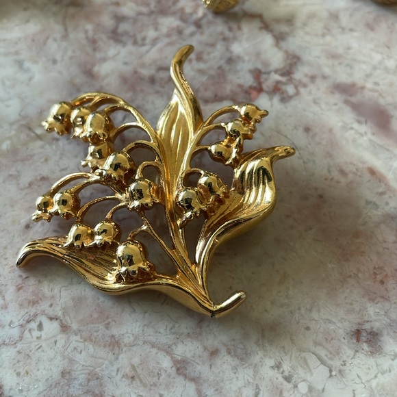 EUC~Vintage Lot Of 9 Various Sizes & Styles Of Gold Plated Beooches - Picture 9 of 11